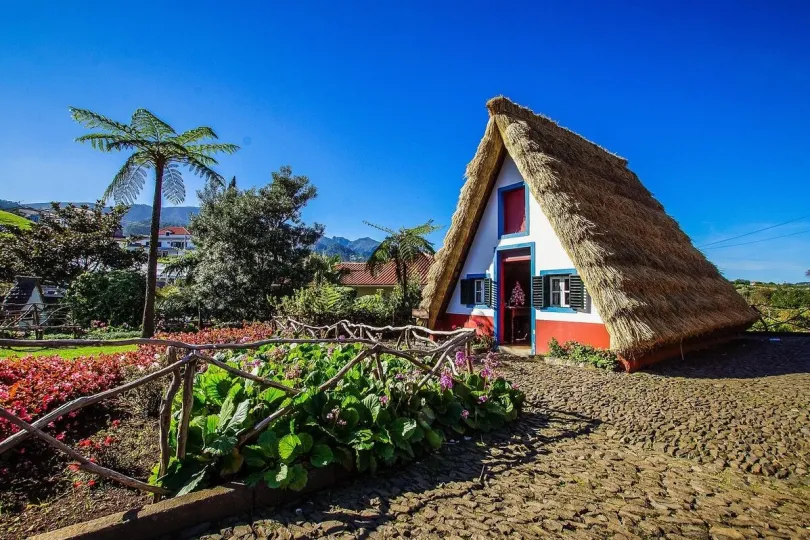 Wit rieten huisje op Madeira. 