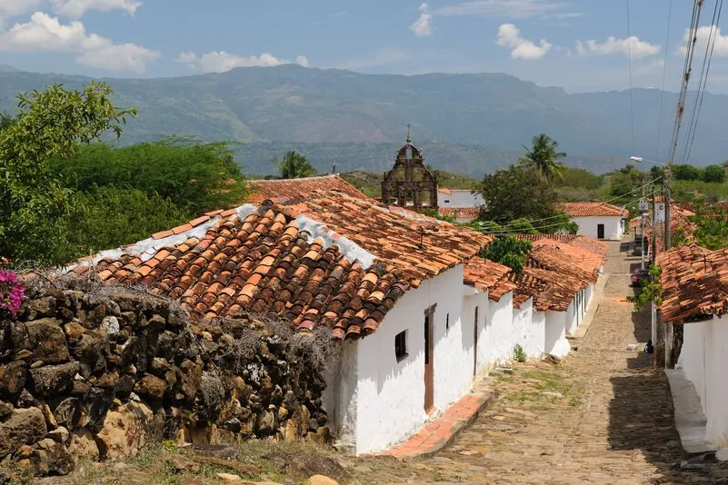 Huisjes met bergen in Santander, Colombia.
