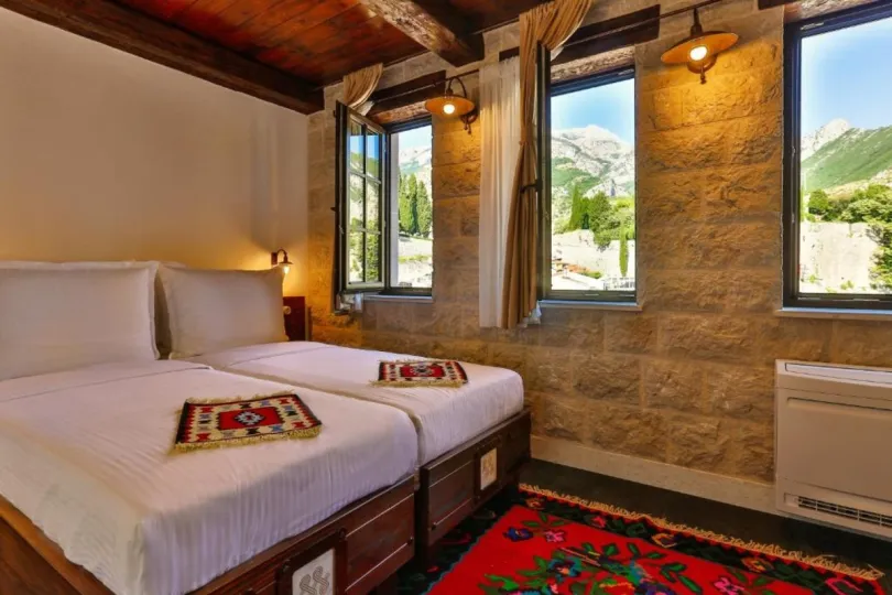Hotelkamer Montenegro met uitzicht op de bergen.