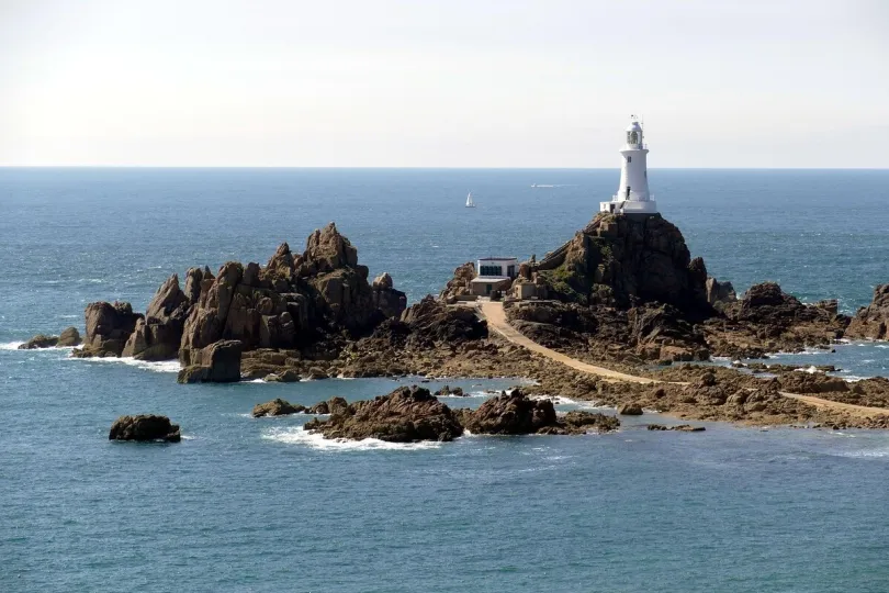 Vuurtoren op eiland Jersey aan de kust van Frankrijk.