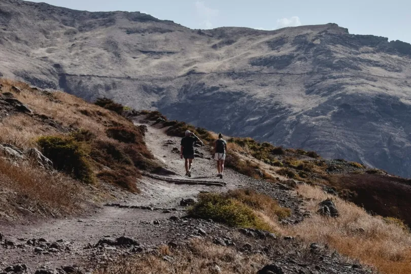 Twee mensen wandelen door de bergen van Madeira.