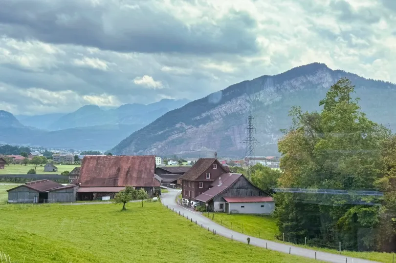 Het uitzicht door het raam van een trein in Zwitserland.