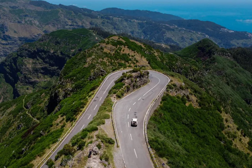 Auto over bergwegen op Madeira. 