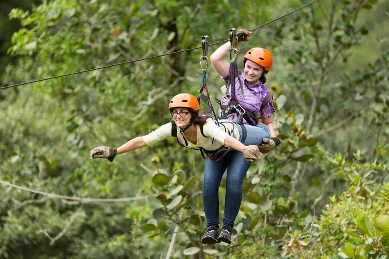 Beste reistijd Ecuador - reizigers op een zipline in Baños.