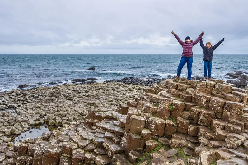 Beste reistijd Ierland - Moeder en zoon poseren op de Giants Causeway.