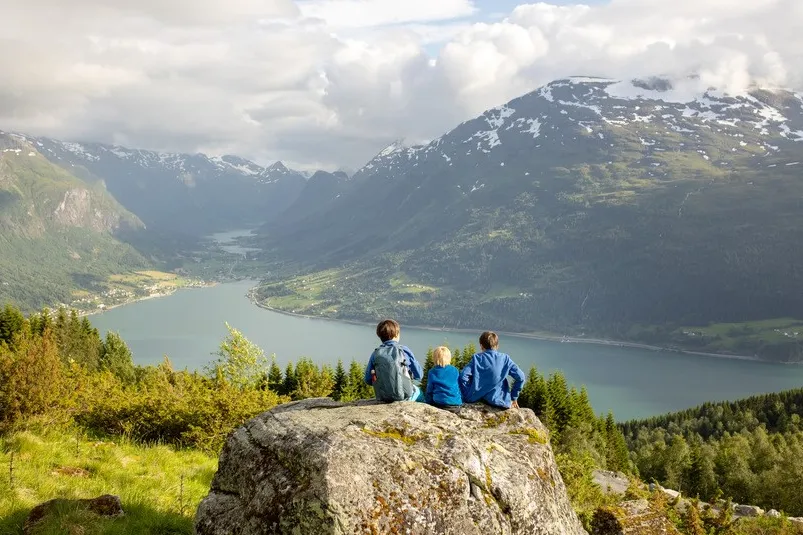 Beste reistijd Noorwegen - kinderen op Mount Hoven met uitzicht over Nordfjord.