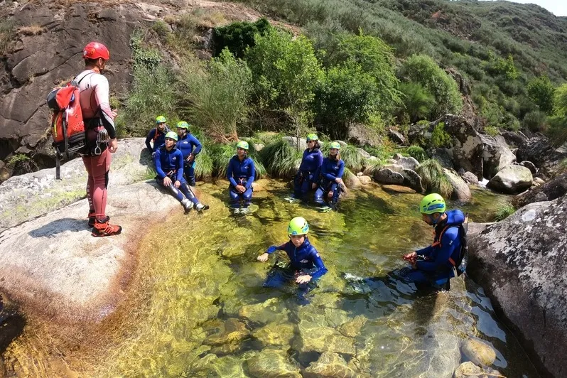 Beste reistijd Portugal - reizigers aan het canyoningen.
