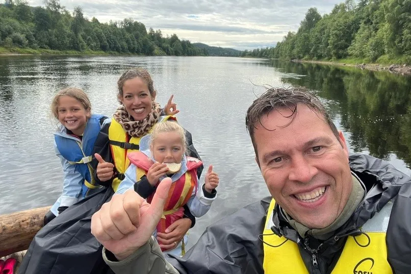 Beste reistijd Zweden - gezin kajakken in Stöllet.