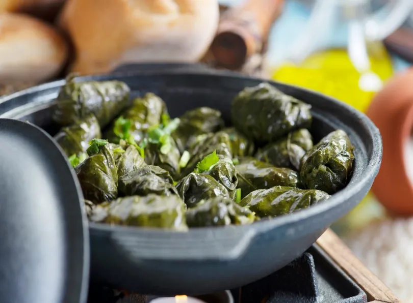 Schaal met dolma's als voorbeeld van lekker vegetarisch eten in Griekenland.
