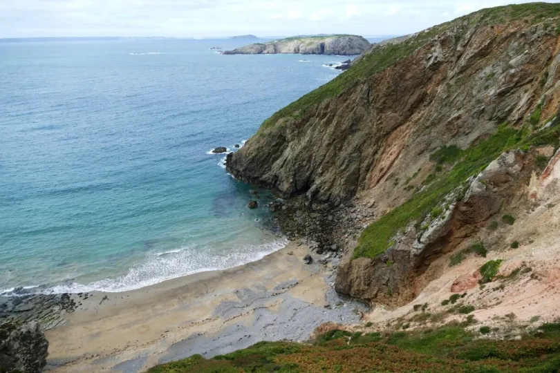 Kust met strand van Sark.