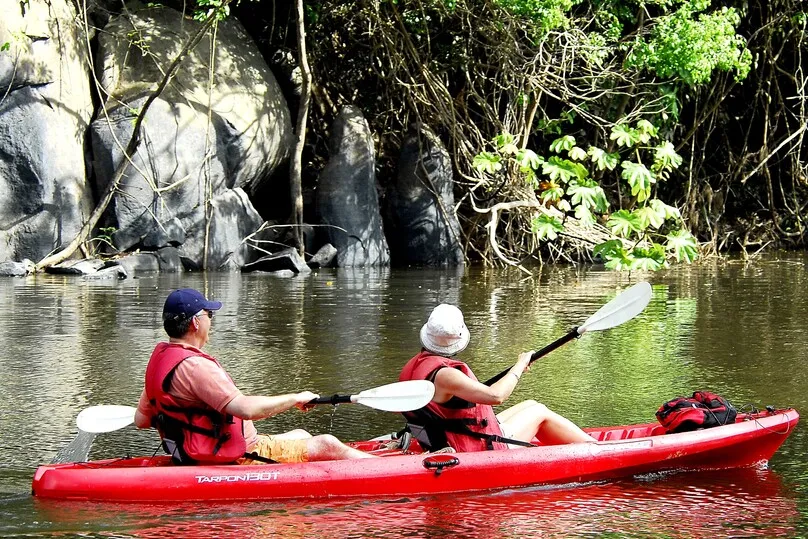 Kayaking auf dem Fluss in Suriname.