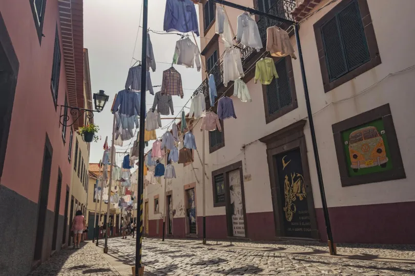 Gekleurde straat met blousjes in Madeira.