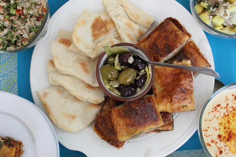 Vegetarisch eten Noord-Macedonië - ontbijtbord met pitabrood en burek.