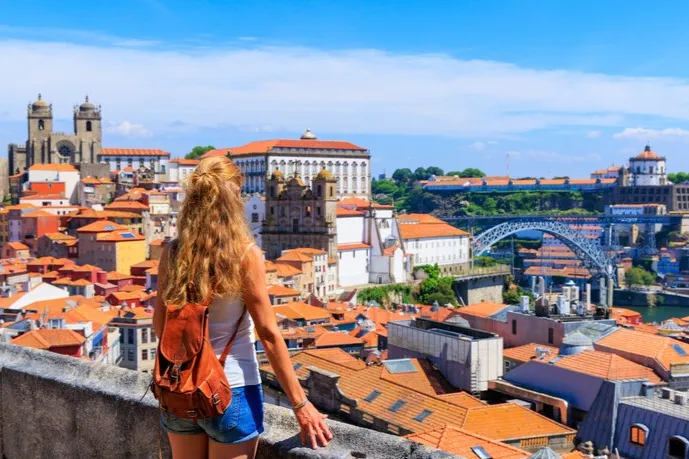 Reiziger bij een uitkijkpunt in Porto, Portugal.