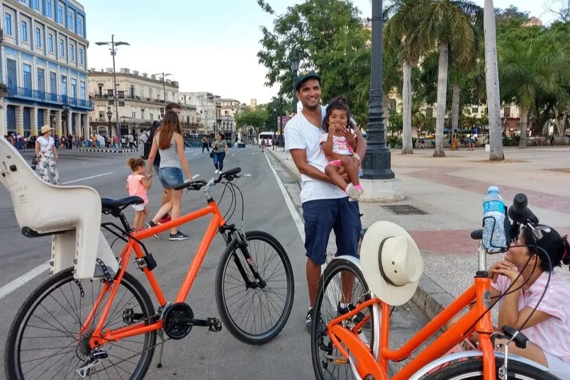 Redenen Cuba gezinsvakantie - reizigers met fietsen.
