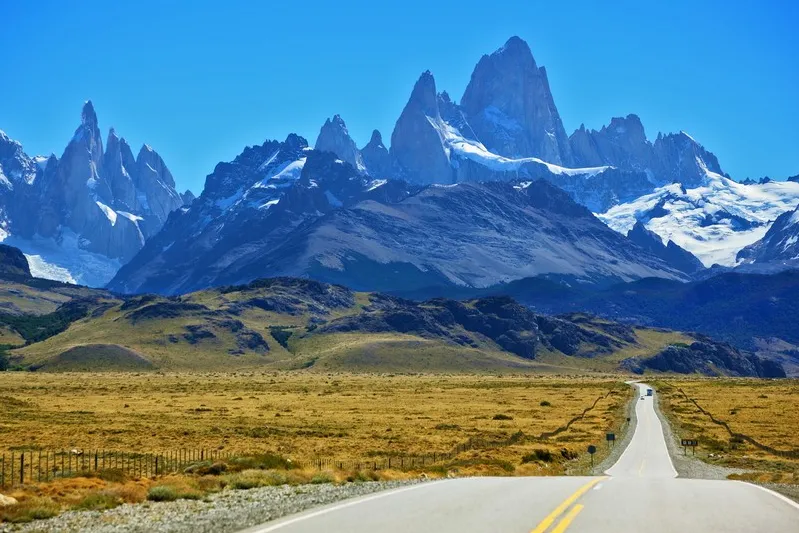 Reistips Argentinië - weg met Fitz Roy op de achtergrond in Patagonië.