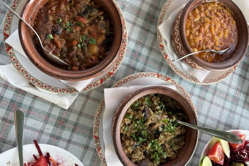 Veganistische gerechten op een tafel in Noord-Macedonië.