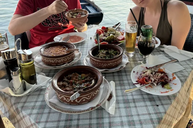 Tafel in restaurant met veel vegetarisch eten in Noord-Macedonië.