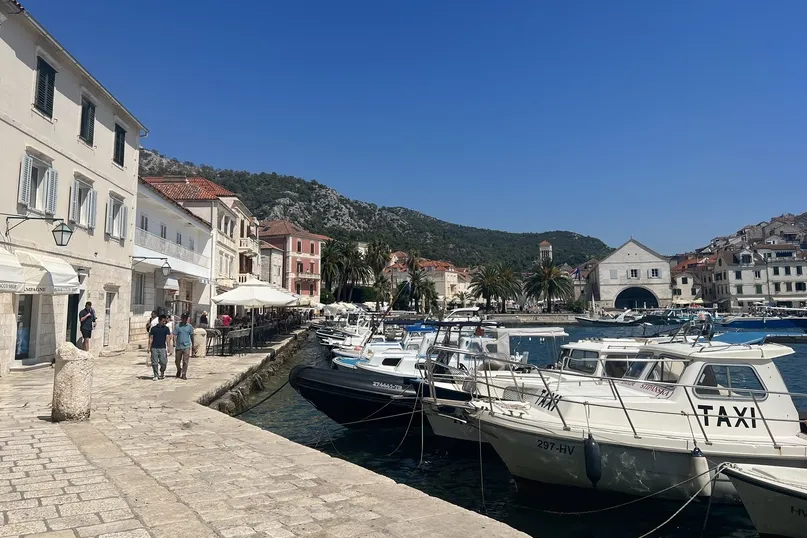 De haven van Hvar met boten.