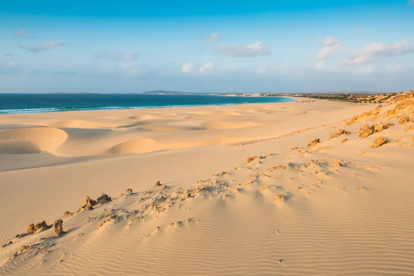 Uitzicht over het langgerekte strand van Boavista. 