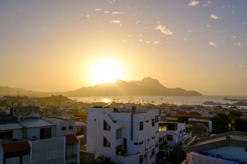 Stad Mindelo met zonsondergang. 