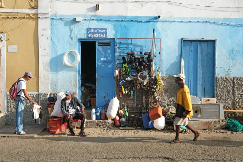 Straat met locals in Sao Vicente. 