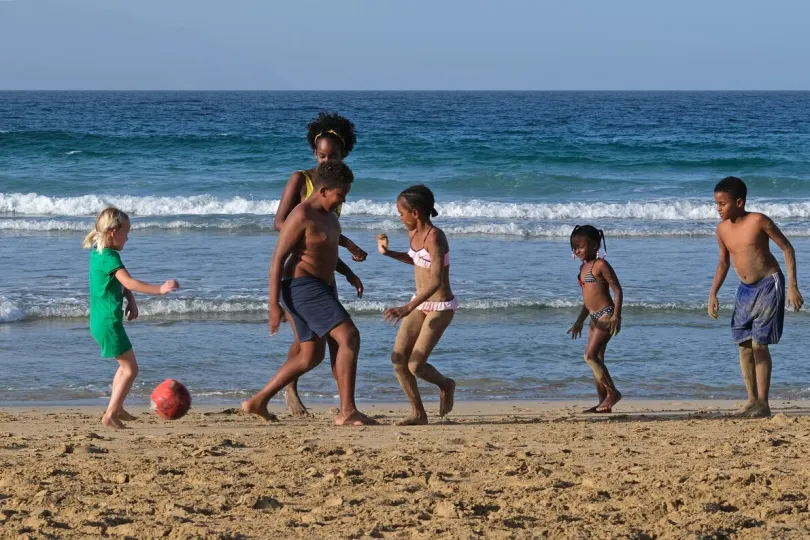 Voetballende kinderen in Kaapverdië. 