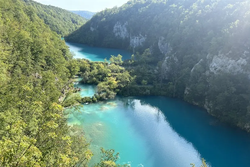 Uitzicht op het blauwe meer in het Nationaal park Plitvicemeren.