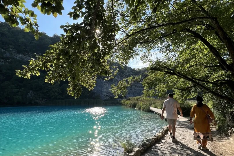 Twee reizigers wandelen in het Nationaal park Plitvicemeren.