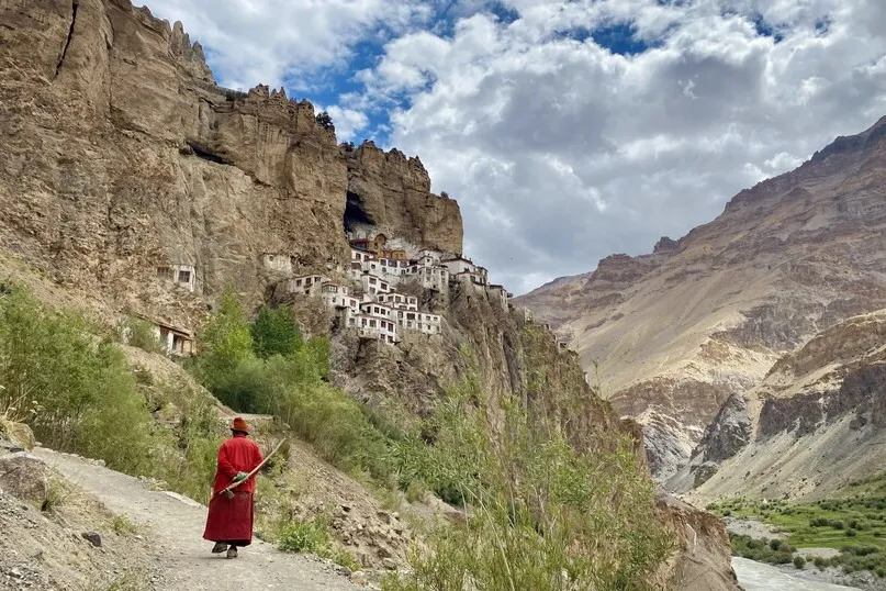Een local bij de Phuktal Gompa Klooster in de bergen in Ladakh.