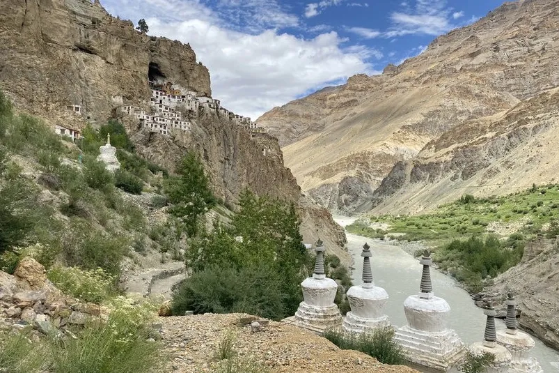 Klooster Phuktal Gompa in de bergen in Zanskar, Ladakh.