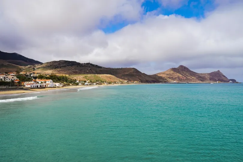 Wit strand en blauwe zee van Porto Santo. 