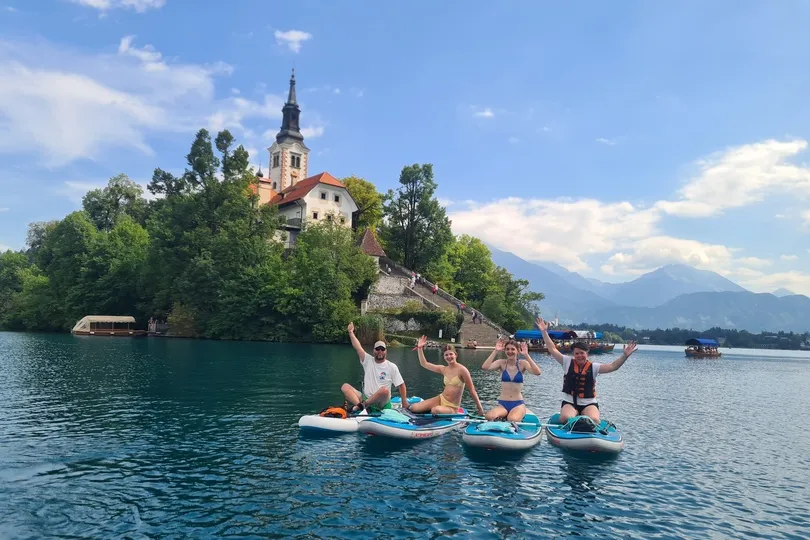 Vier mensen suppen in Slovenië.