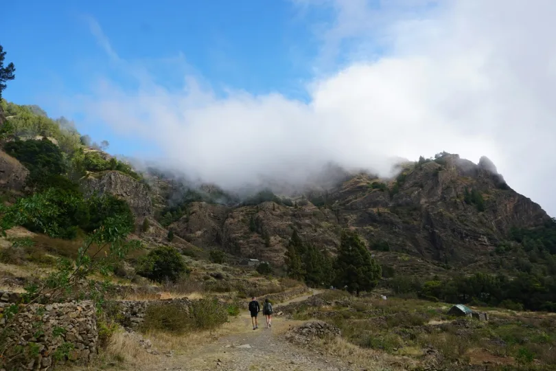 Gebergte met wandelaar op Santo Antao. 