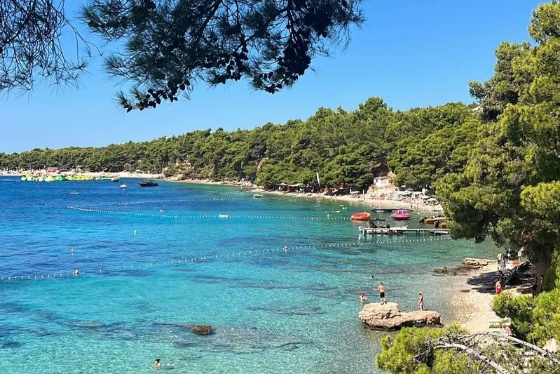 Uitzicht op een strand op Bol, Brac.