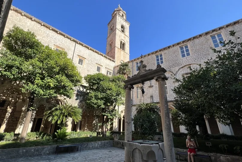 Binnenplaats met een put in het Dominican Monastery Museum in Dubrovnik.
