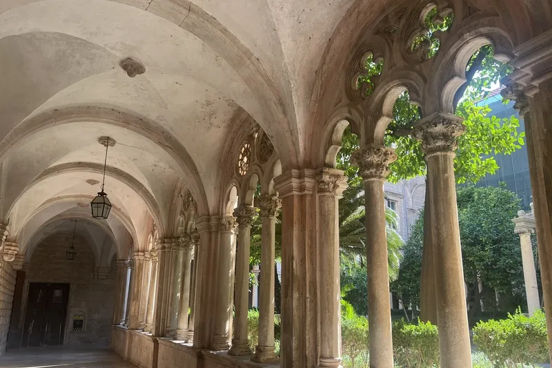 Zuilen met uitzicht op de binnenplaats van het Dominican Monastery Museum in Dubrovnik.