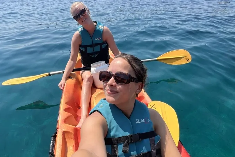Twee reizigers in een kajak in het water in Dubrovnik.
