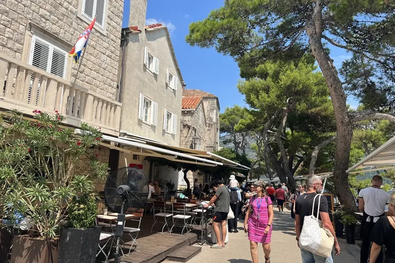 Boulevard met reizigers en restaurants op Korcula.