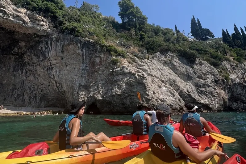 Reizigers in kajaks in het water in Dubrovnik.