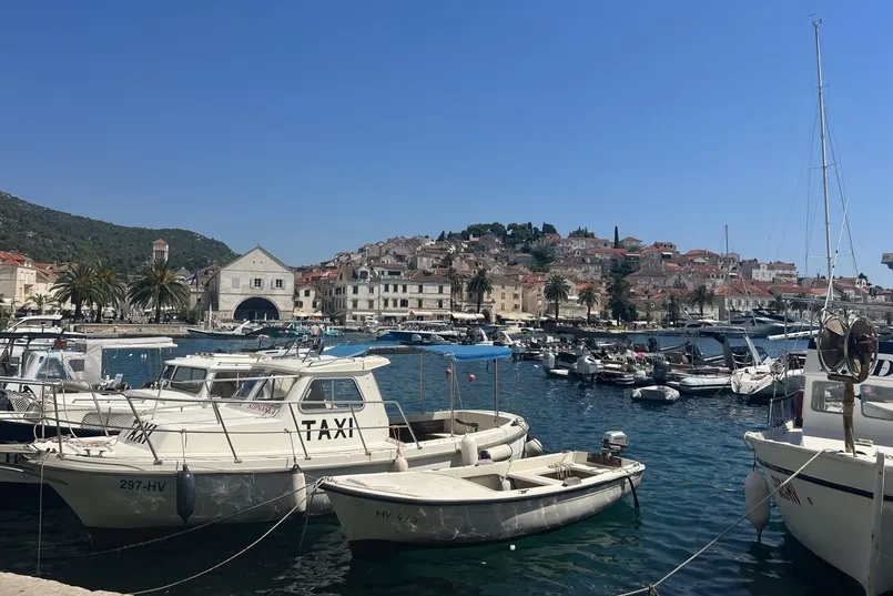 De haven van Hvar met boten.