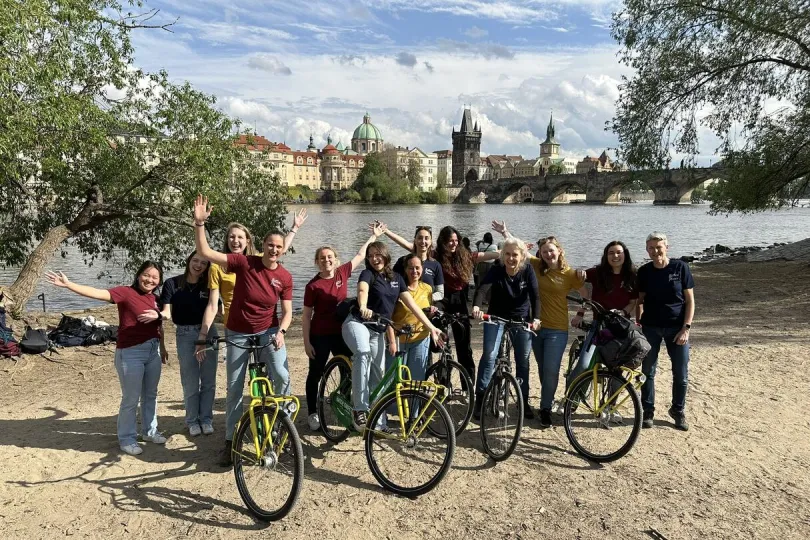 Better Places team op de fiets in Praag.