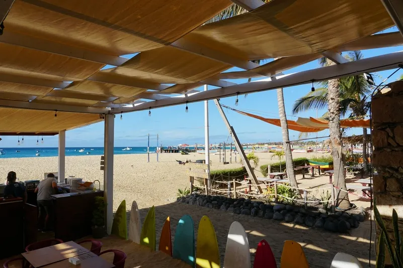 Beachbar in Sal met uitzicht op het strand.