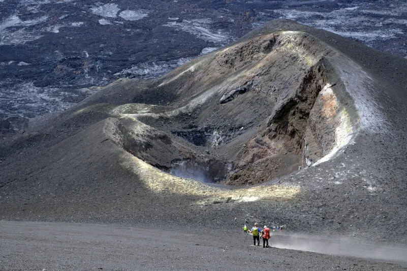 Reizigers die wandelen op de vulkaan van Fogo. 