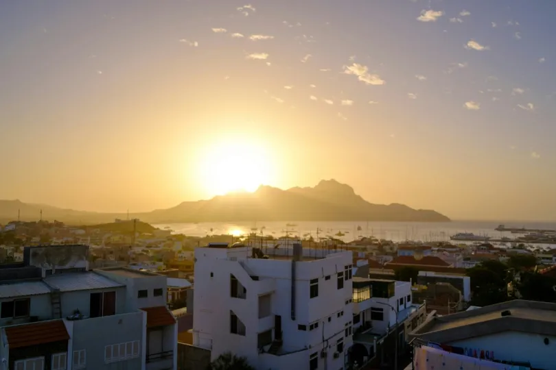 Wandelvakantie Kaapverdië - uitzicht op stad Mindelo met zonsondergang.
