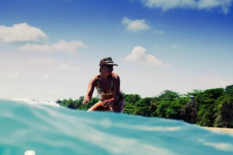 Mevrouw aan het surfen in de Zee van Costa Rica