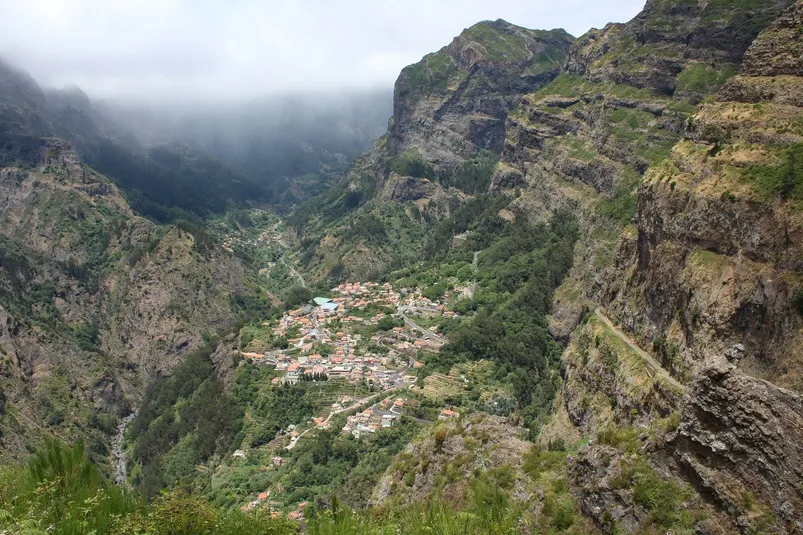 Uitzicht van een dorpje in de bergen in Madeira