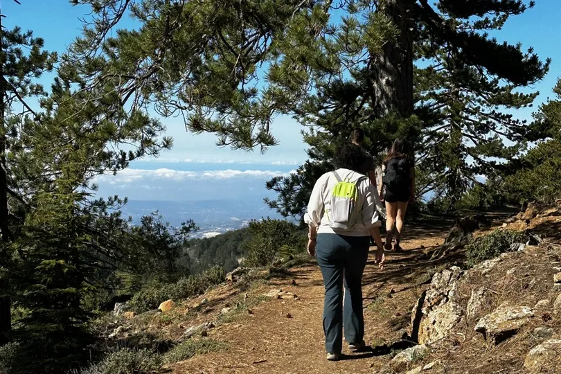 Reisexpert Niki aan het wandelen op Cyprus.