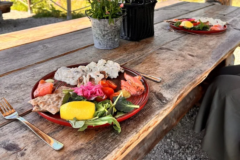 Bord met eten tijdens de reis.
