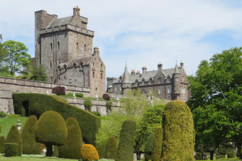 Drummond Castle omringd door heggen en bomen in Schotland.